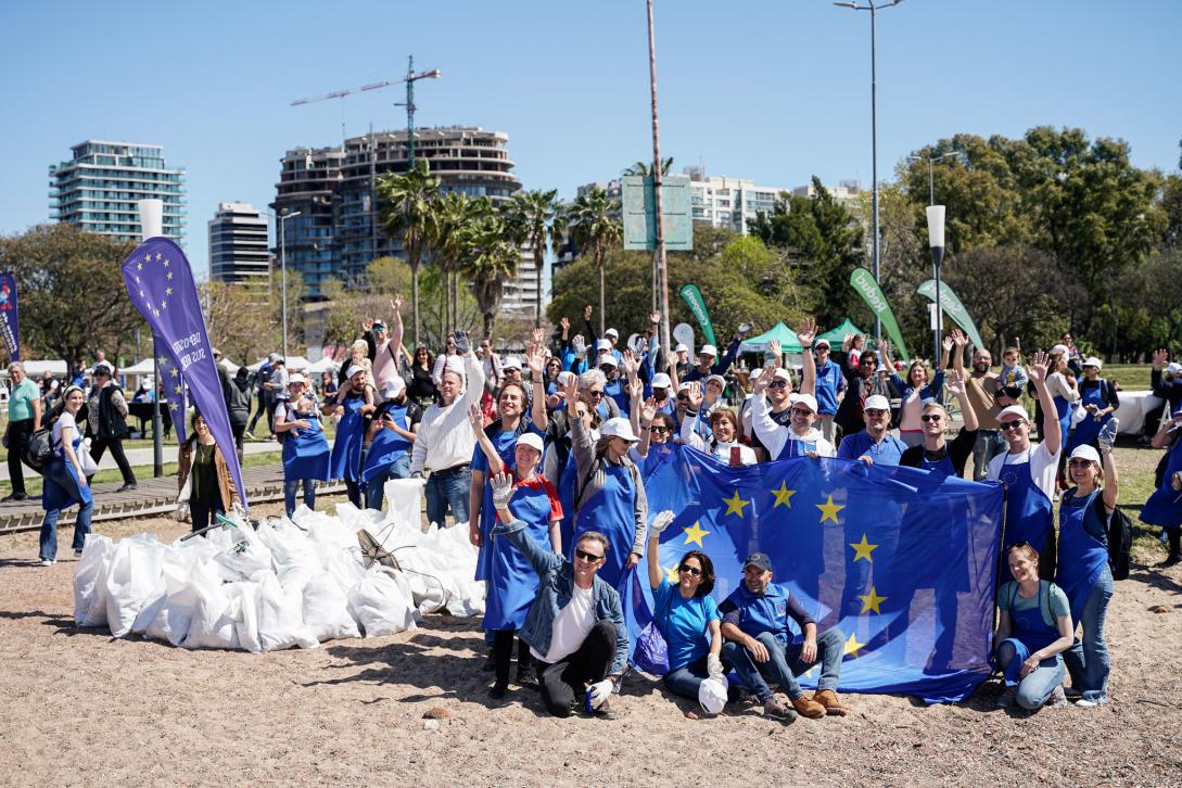 grupo de voluntarios para limpieza de playas en Argentina