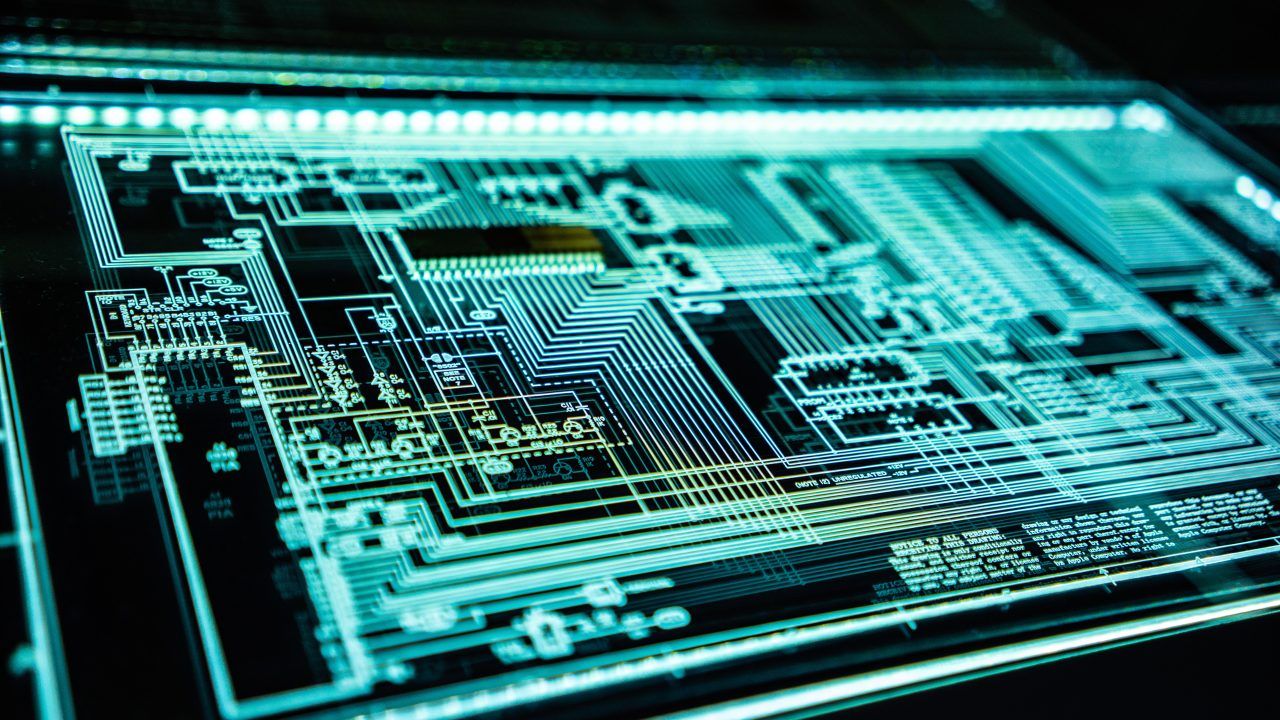 Panel tecnológico futurista de luz azul sobre fondo negro