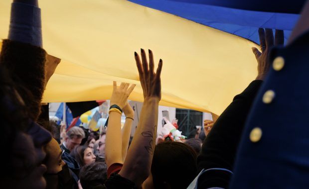 personas bajo la bandera de Ucrania