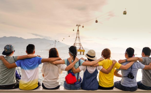 grupo de jóvenes frente a un río