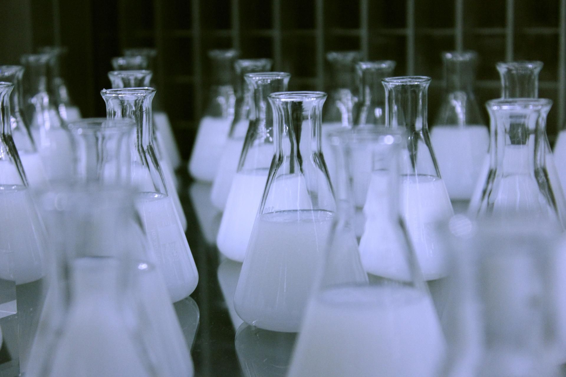 Matraces de laboratorio llenos de líquido blanco