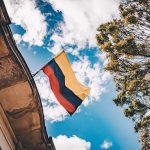 Bandera de Colombia ondeando en la cornisa de un edificio