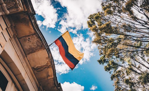 Bandera de Colombia ondeando en la cornisa de un edificio