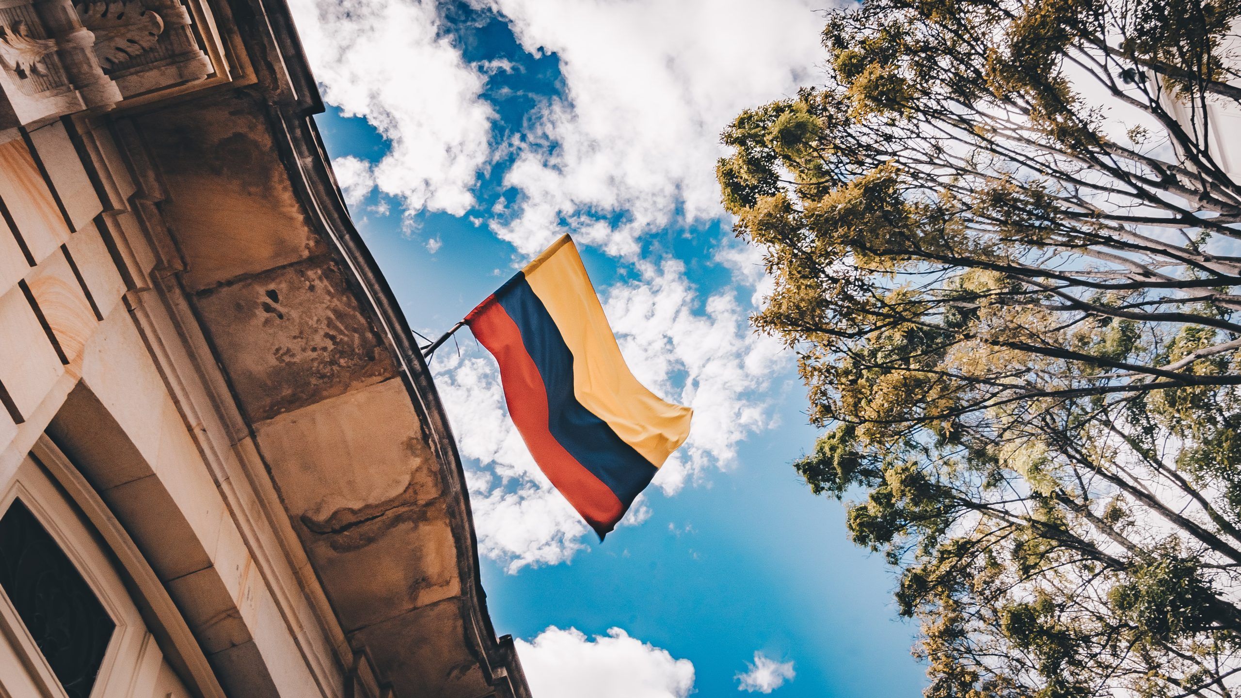 Bandera de Colombia ondeando en la cornisa de un edificio