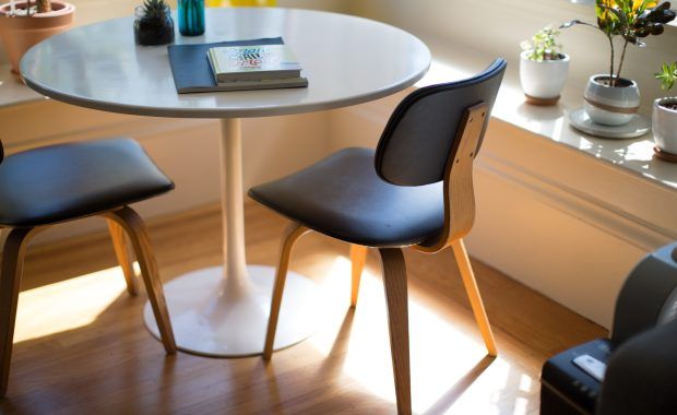 sillas y mesa redonda en una oficina moderna