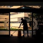 Personal de limpieza fregando el suelo de un edificio