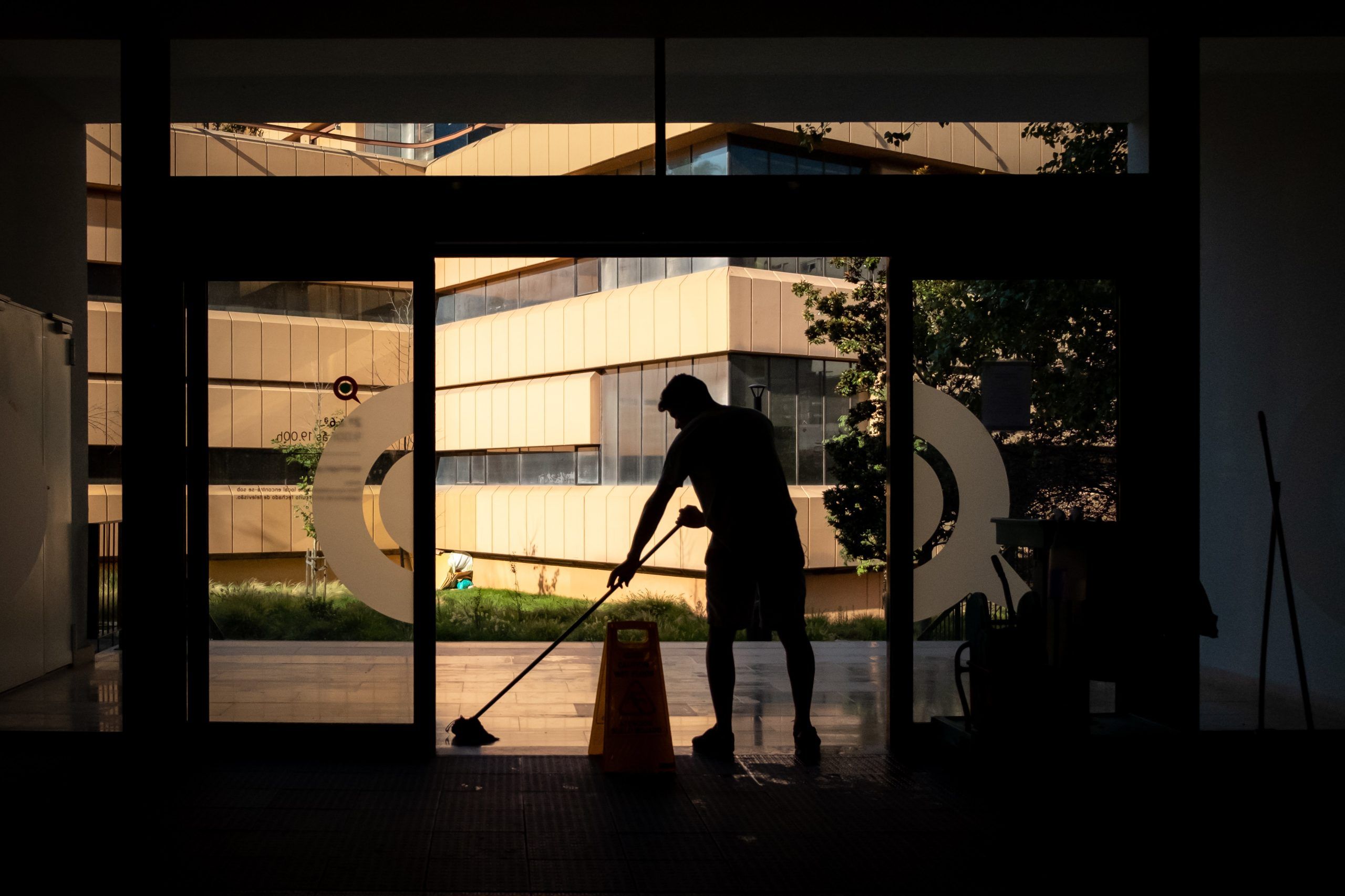 Personal de limpieza fregando el suelo de un edificio