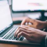 persona escribiendo sobre teclado de un portátil
