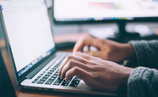 persona escribiendo sobre teclado de un portátil