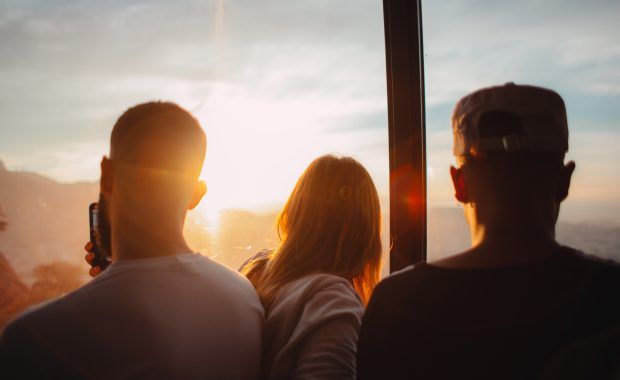 jovenes mirando por la ventana