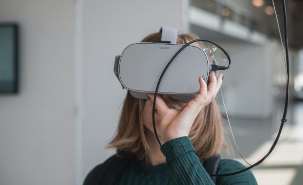 Niña con gafas de realidad virtual