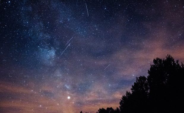 noche con cielo estrellado