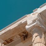 Detalle del capitel jónico y de la cornisa de una columnata griega