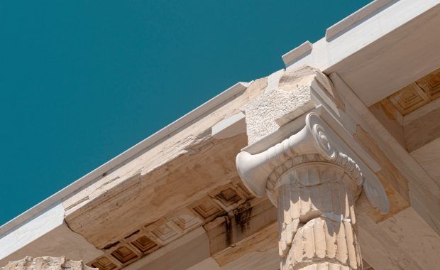 Detalle del capitel y la cornisa de una columnata griega