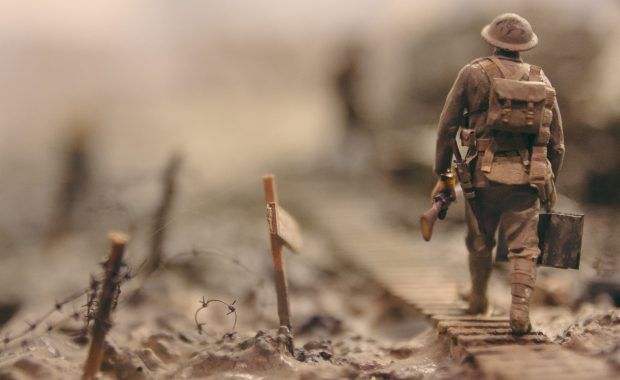 soldado caminando por un puente de madera