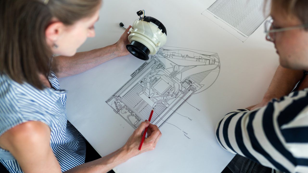 Ingenieras revisando un plano