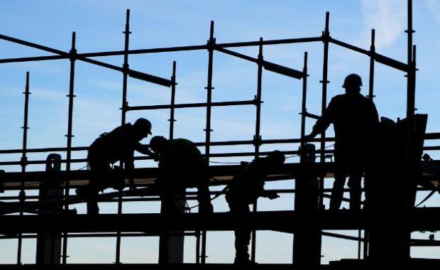 Obreros de la construcción realizando su trabajo en las obras de la nueva sede del BCE