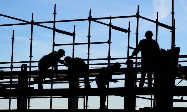 Obreros de la construcción realizando su trabajo en las obras de la nueva sede del BCE 