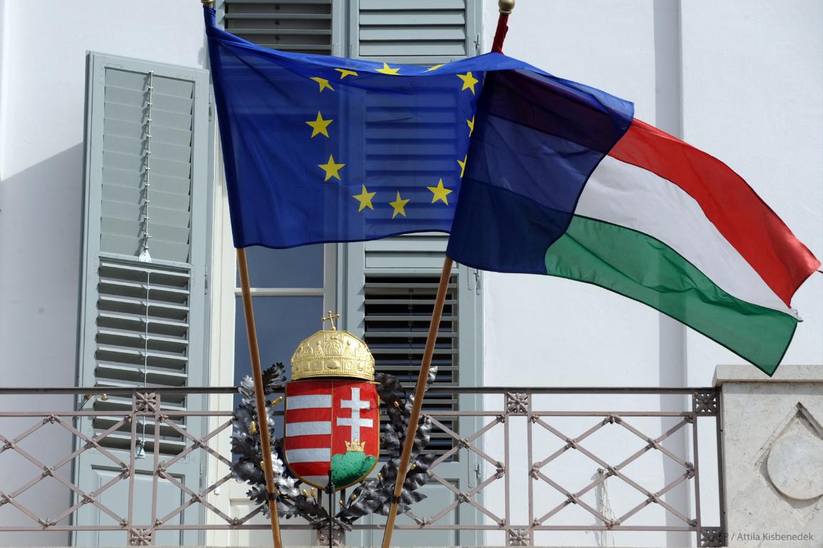 Banderas UE y Hungría y el escudo de Hungría