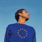 Un joven viste una sudadera que representa la bandera de la Unión Europea