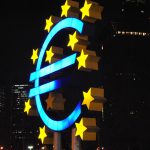 Señal luminosa del símbolo del euro