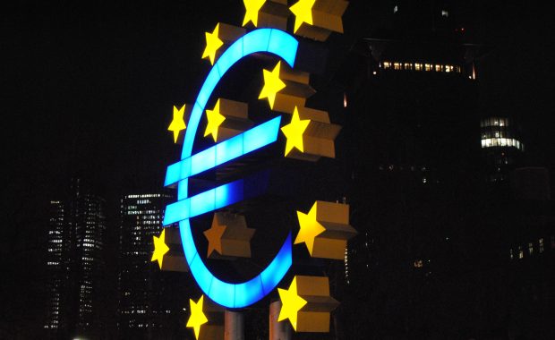 Señal luminosa del símbolo del euro