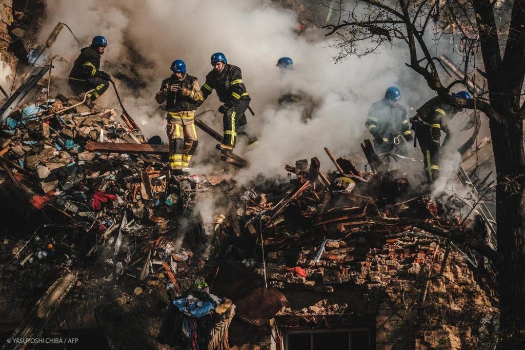 bomberos sobre escombros