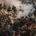 bomberos sobre escombros