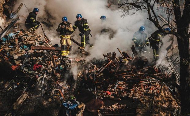 bomberos sobre escombros