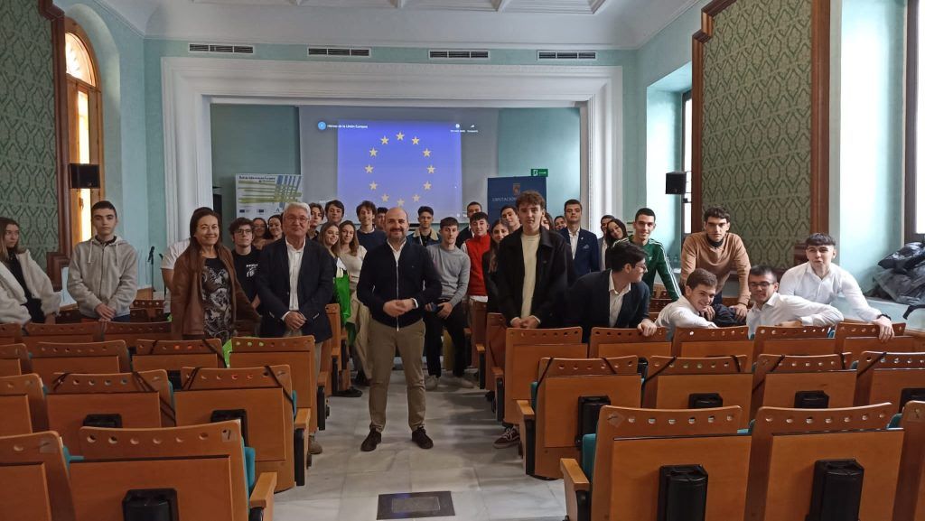 grupo de alumnos junto con diputado y profesores