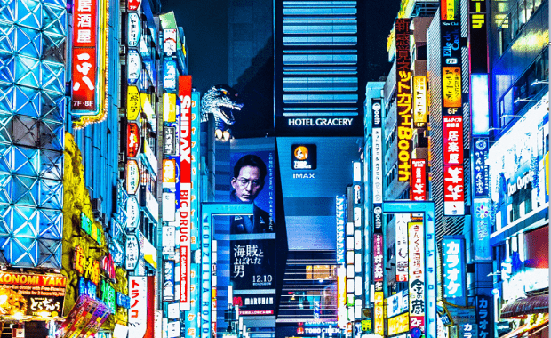 vista de una calle de japón iluminada