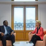 Discusión entre Hage Geingob, Presidente de Namibia, a la izquierda, y Ursula von der Leyen, a la derecha