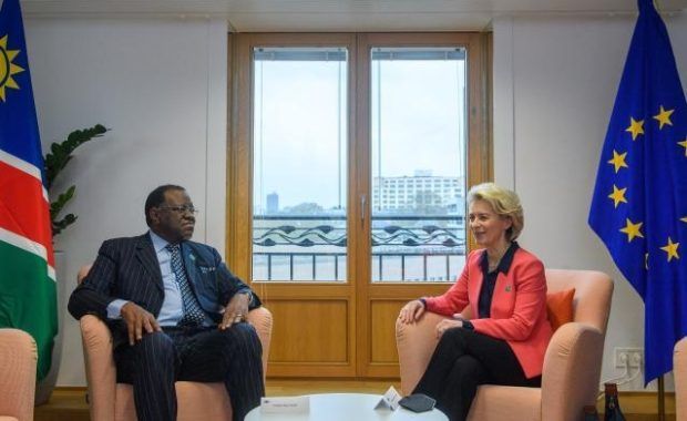 Discusión entre Hage Geingob, Presidente de Namibia, a la izquierda, y Ursula von der Leyen, a la derecha