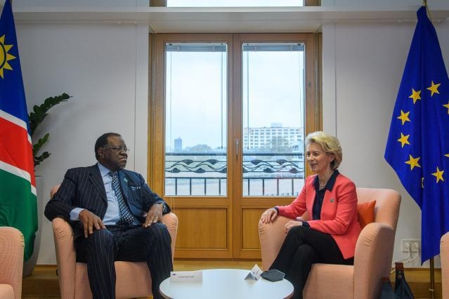 Discusión entre Hage Geingob, Presidente de Namibia, a la izquierda, y Ursula von der Leyen, a la derecha