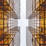 vista artística de la fachada de un edificio desde abajo