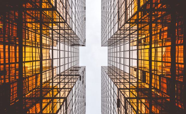 vista artística de la fachada de un edificio desde abajo