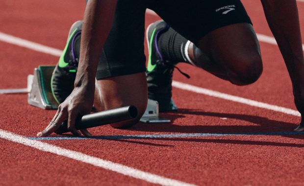 atleta en la salida de un circuito de atletismo