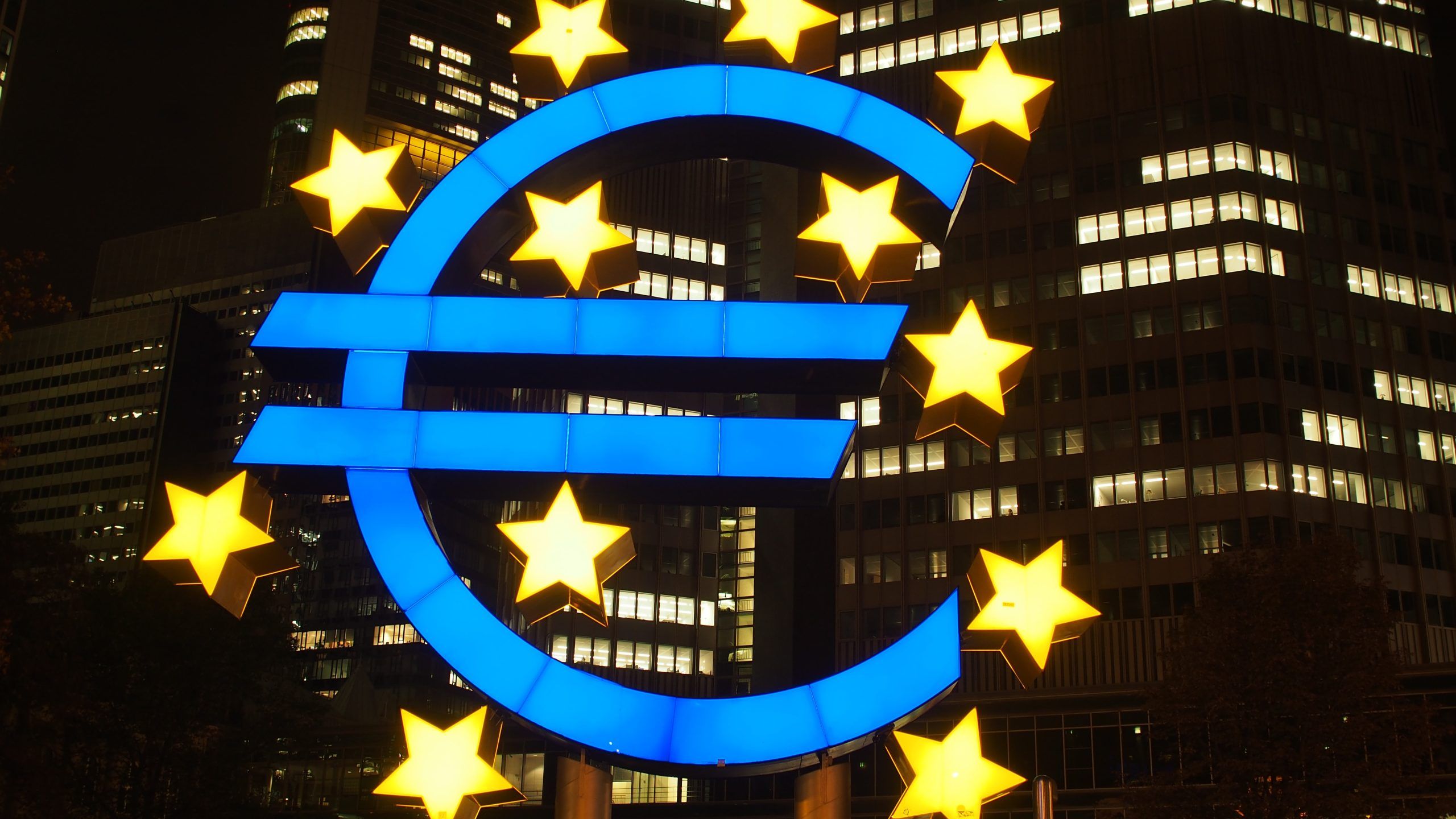 Símbolo del euro iluminado