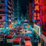 Vista nocturna de una calle de Hong Kong repleta de carteles luminosos y luces de neón de distintos colores