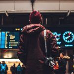 pasajero buscando su destino en un aeropuerto o estación de tren