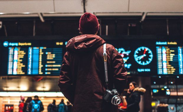 pasajero buscando su destino en un aeropuerto o estación de tren