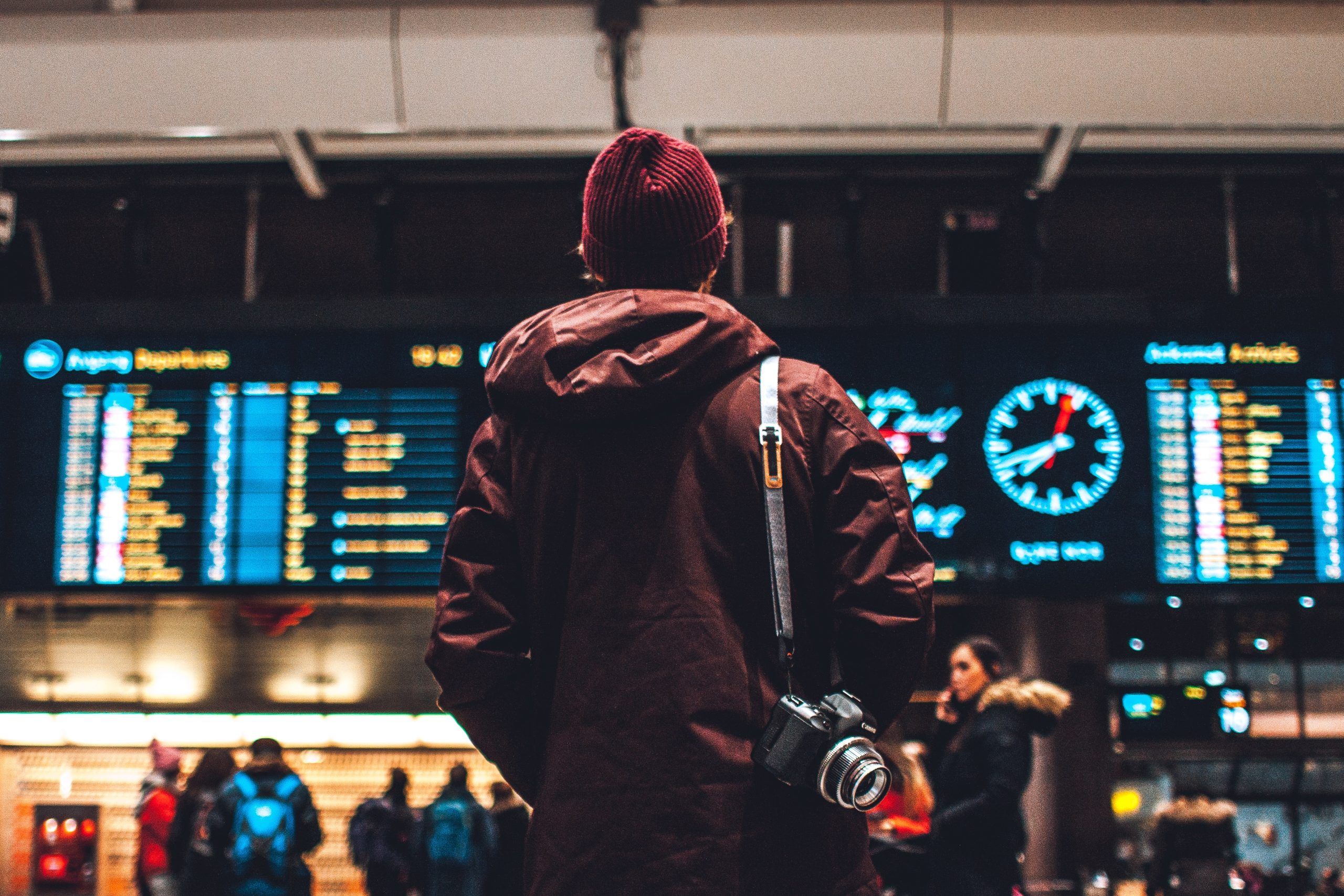 pasajero buscando su destino en un aeropuerto o estación de tren