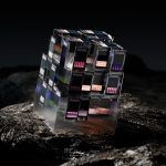Imagen digital de un bloque de cristal con tarjetas de memoria o chips de colores incrustados