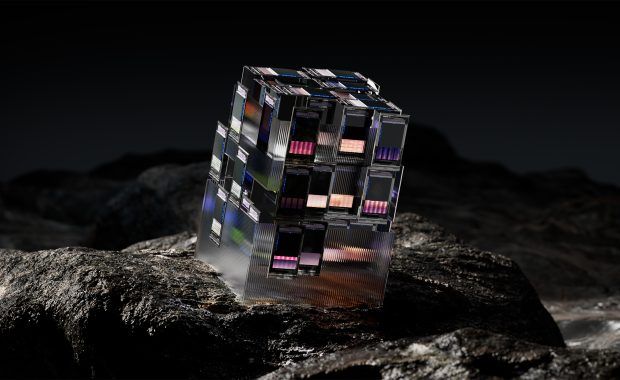 Imagen digital de un bloque de cristal con tarjetas de memoria o chips de colores incrustados
