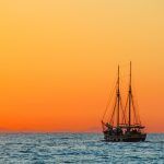 barco navegando en el mar con el atardecer