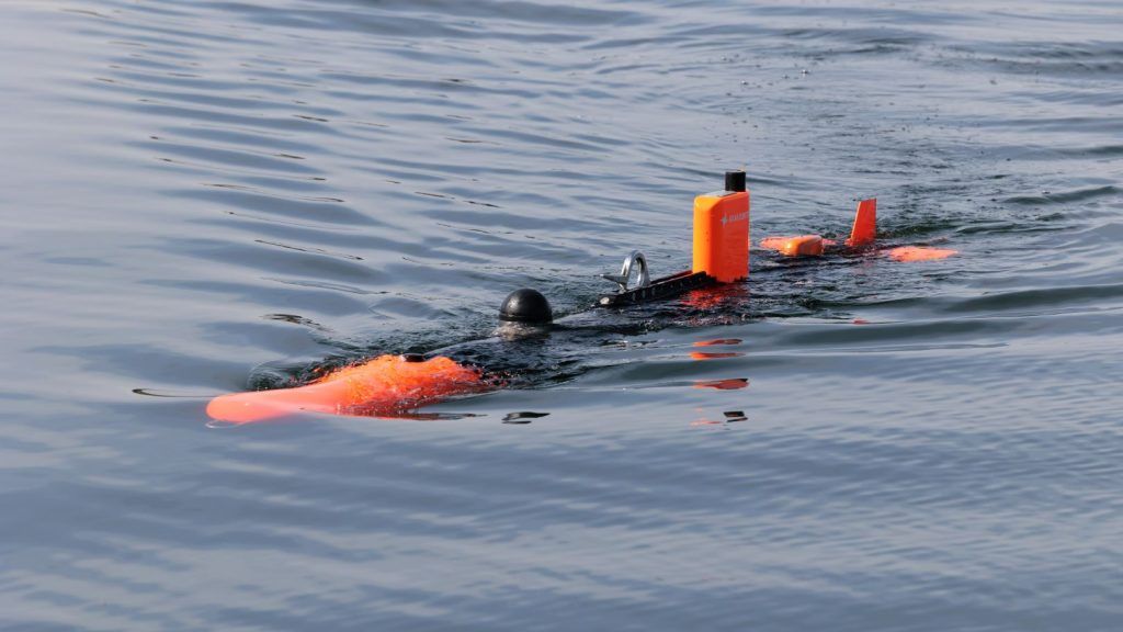 vista de un robot acuático en el mar