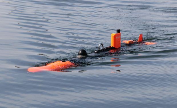 vista de un robot acuático en el mar