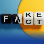 Imagen con dados con letras en cada cara; con ellos se juega con las palabras "fake" y "fact" permutando solo las dos últumas letras de cada palabra