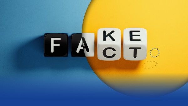 Imagen con dados con letras en cada cara; con ellos se juega con las palabras "fake" y "fact" permutando solo las dos últumas letras de cada palabra