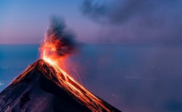 Volcan en erupcion